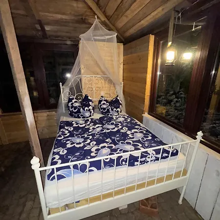 Blaue Huette Im Naturgarten Eigener Schlafsack *