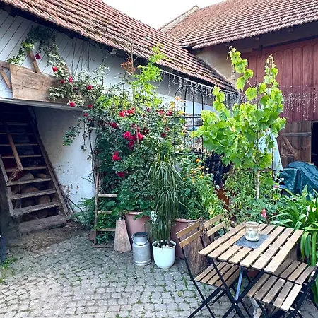 Blaue Huette Im Naturgarten Eigener Schlafsack